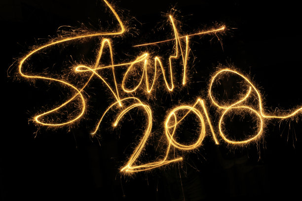 开始2018年火花在黑色的背景图片 开始2018年火花在黑色的背景图片下载