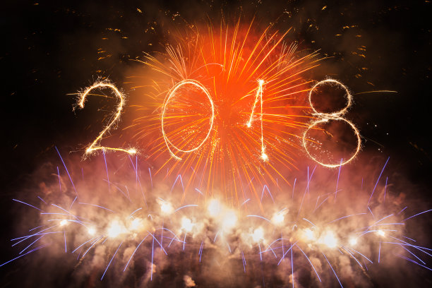 2018年以火花烟花写在黑色背景上,2018年新年快乐的概念图片 2018年以火花烟花写在黑色背景上,2018年新年快乐的概念图片下载