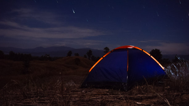 户外露营草高地山上的夜星。图片 户外露营草高地山上的夜星。图片下载