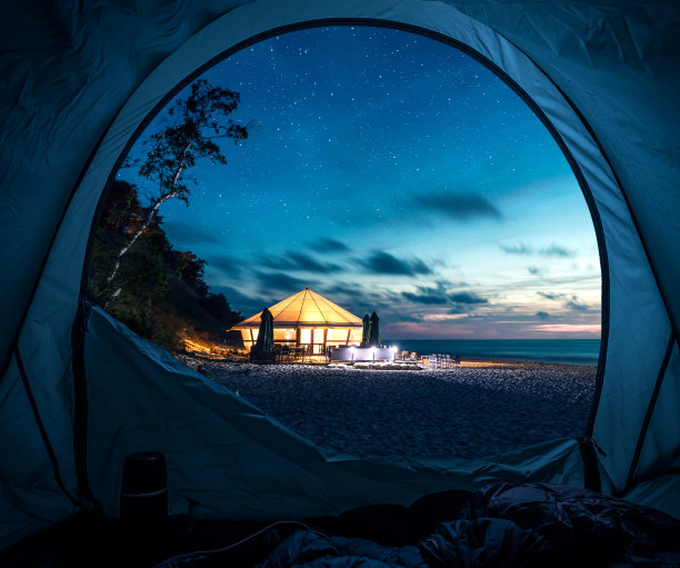 在夏天的夜晚,星星点点的沙滩上搭帐篷图片 在夏天的夜晚,星星点点的沙滩上搭帐篷图片下载