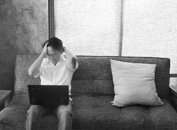 男人头痛是因为他工作努力图片 男人头痛是因为他工作努力图片下载