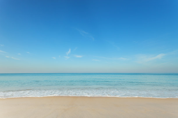 热带安达曼海景风景优美的迈考海滩和海浪冲击泰国普吉岛的沙滩,可用于空运旅行和开放季节旅行的背景。图片 热带安达曼海景风景优美的迈考海滩和海浪冲击泰国普吉岛的沙滩,可用于空运旅行和开放季节旅行的背景。图片下载