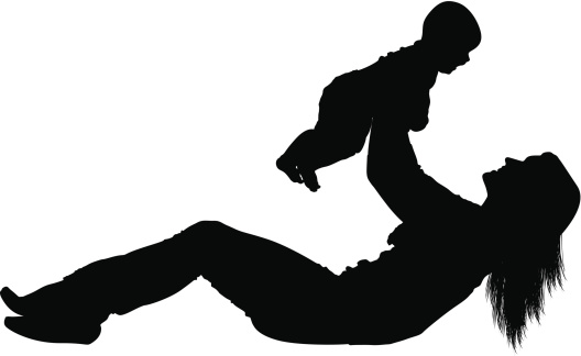 一个女人和她的孩子玩耍的剪影图片 一个女人和她的孩子玩耍的剪影图片下载
