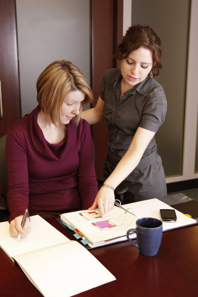 商务人士帮助同事图片 商务人士帮助同事图片下载