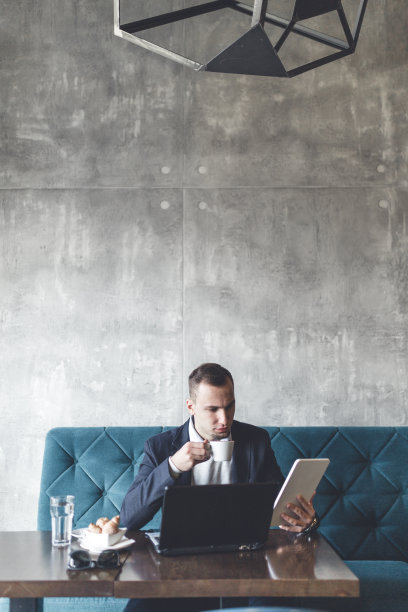 咖啡馆里的商人图片 咖啡馆里的商人图片下载