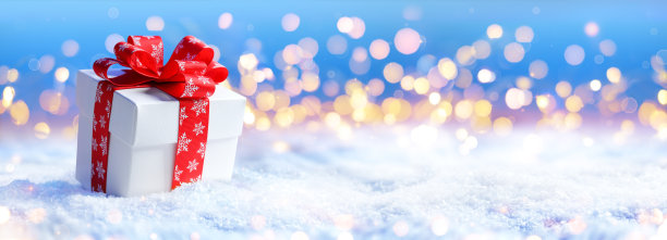 圣诞礼物在雪与光散焦图片 圣诞礼物在雪与光散焦图片下载