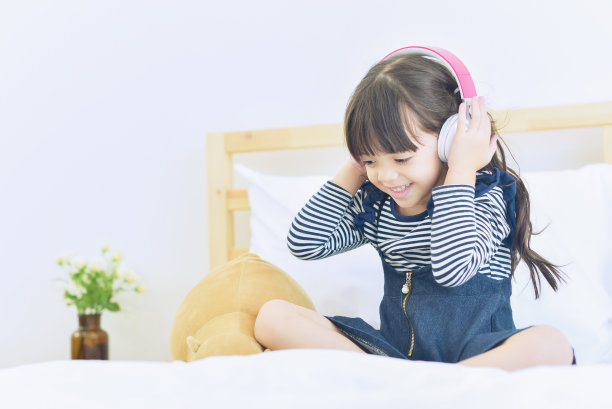 戴着耳机的可爱小女孩。图片 戴着耳机的可爱小女孩。图片下载