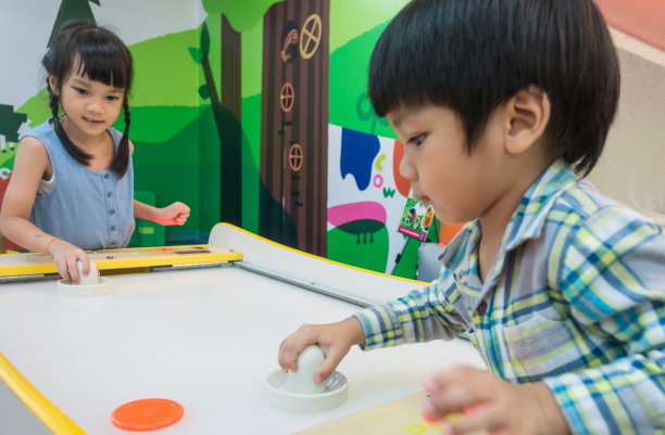 孩子们在玩桌上冰球图片 孩子们在玩桌上冰球图片下载