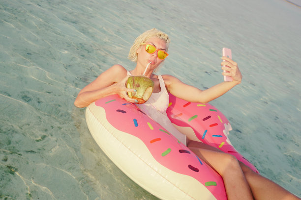 性感女人自拍和喝椰子水在海洋,马尔代夫图片 性感女人自拍和喝椰子水在海洋,马尔代夫图片下载