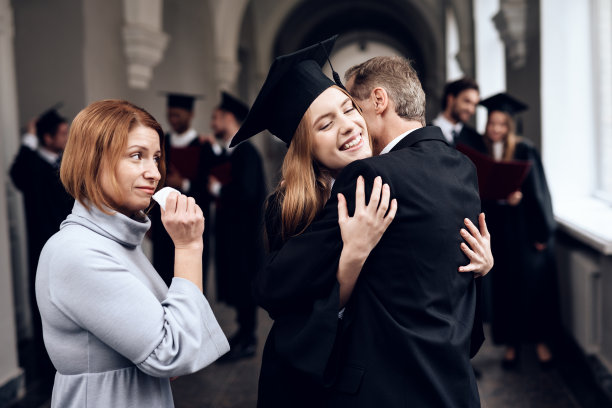 父母祝贺学生完成大学学业。图片 父母祝贺学生完成大学学业。图片下载