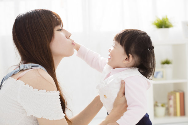 妈妈和她的女儿在玩一个小女孩图片 妈妈和她的女儿在玩一个小女孩图片下载