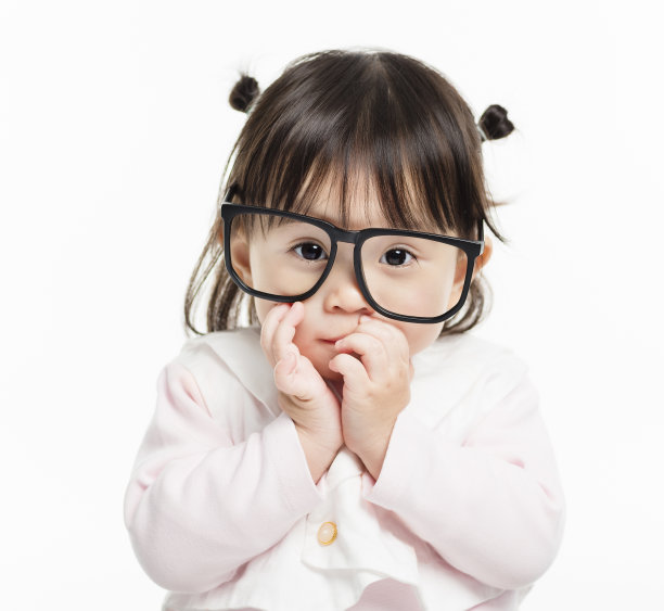 戴眼镜的小女孩的肖像图片 戴眼镜的小女孩的肖像图片下载