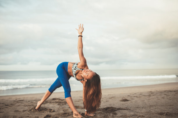 做伸展运动的美女图片 做伸展运动的美女图片下载