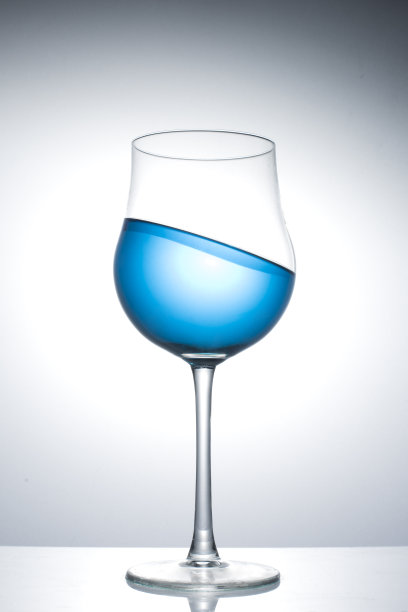 加水的酒杯图片 加水的酒杯图片下载