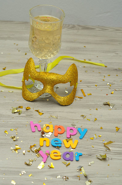 一个面具,一杯香槟,还有新年快乐的字样图片 一个面具,一杯香槟,还有新年快乐的字样图片下载