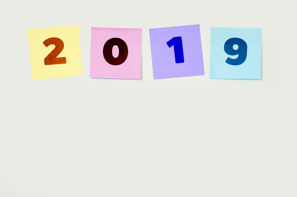 帖子贴在一面白色的墙上,上面写着2019(新年快乐2019决心概念)图片 帖子贴在一面白色的墙上,上面写着2019(新年快乐2019决心概念)图片下载