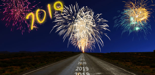 2019年新年焰火在路上庆祝图片 2019年新年焰火在路上庆祝图片下载