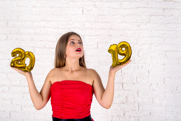 漂亮的女人与金色的气球2019在手中图片 漂亮的女人与金色的气球2019在手中图片下载