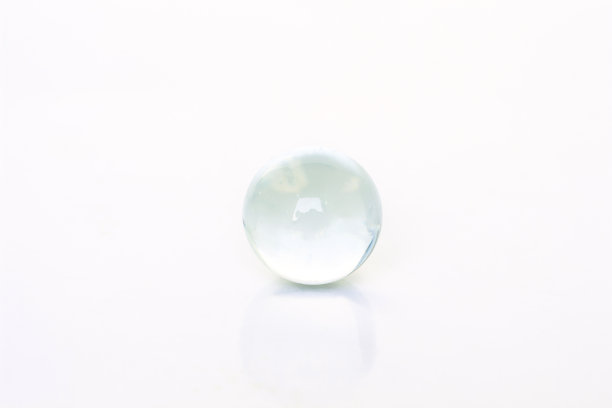 玻璃球球装饰在白色背景上图片 玻璃球球装饰在白色背景上图片下载