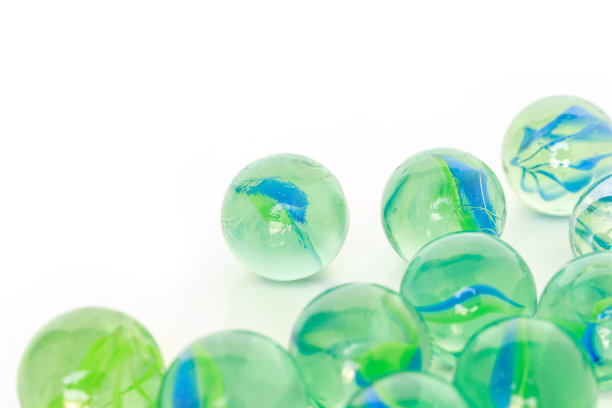 玻璃球球装饰在白色背景上图片 玻璃球球装饰在白色背景上图片下载