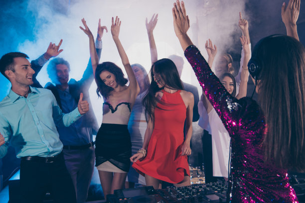 会议,聚会混音概念。休息,放松,寒冷的照片,人们在夜总会跳舞举起手,使大灿烂的牙齿微笑图片 会议,聚会混音概念。休息,放松,寒冷的照片,人们在夜总会跳舞举起手,使大灿烂的牙齿微笑图片下载