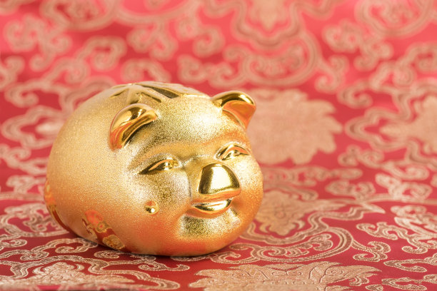 红色背景上的金猪雕像图片 红色背景上的金猪雕像图片下载