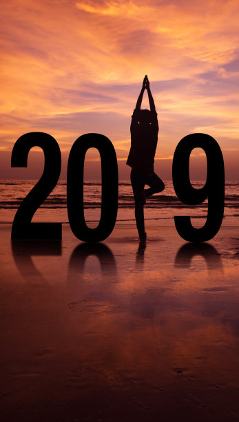 2019年新年瑜伽概念男子在日落pose图片 2019年新年瑜伽概念男子在日落pose图片下载