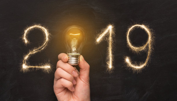 男人手握灯泡与2019年图片 男人手握灯泡与2019年图片下载