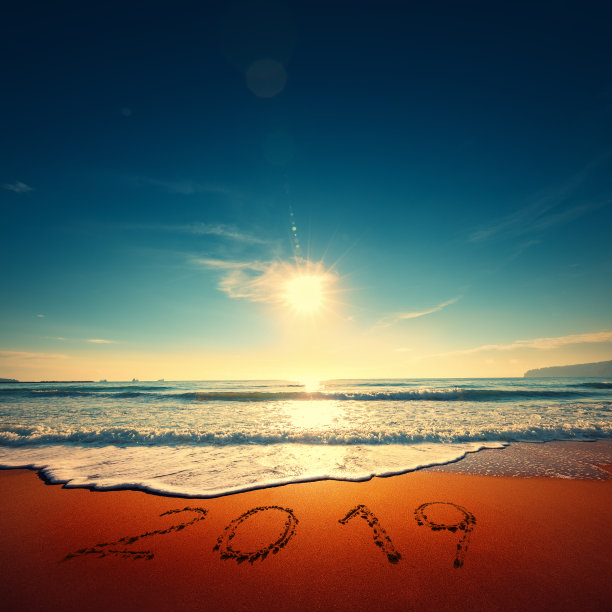 海面上美丽的云景,日出拍摄。新年快乐写在海边图片 海面上美丽的云景,日出拍摄。新年快乐写在海边图片下载