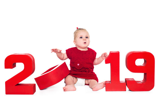 令人惊讶的可爱的小女孩与红色数字2019,孤立在白色背景图片 令人惊讶的可爱的小女孩与红色数字2019,孤立在白色背景图片下载