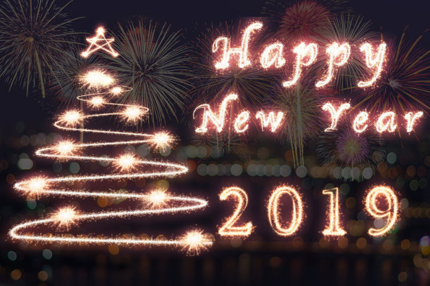2019年新年快乐,圣诞树上写着闪耀的烟花在五彩缤纷的背景下,新年快乐的概念图片 2019年新年快乐,圣诞树上写着闪耀的烟花在五彩缤纷的背景下,新年快乐的概念图片下载