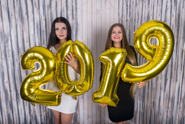 美丽的年轻女孩与2019年的金色气球图片 美丽的年轻女孩与2019年的金色气球图片下载