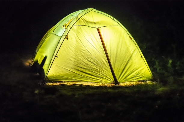 可爱的帐篷在宽阔的森林在夏天的夜晚发光图片 可爱的帐篷在宽阔的森林在夏天的夜晚发光图片下载