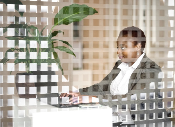 这是一个短发女商人在办公桌前工作的画面图片 这是一个短发女商人在办公桌前工作的画面图片下载