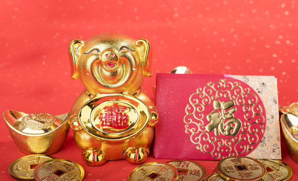 红色背景上的金猪雕像图片 红色背景上的金猪雕像图片下载
