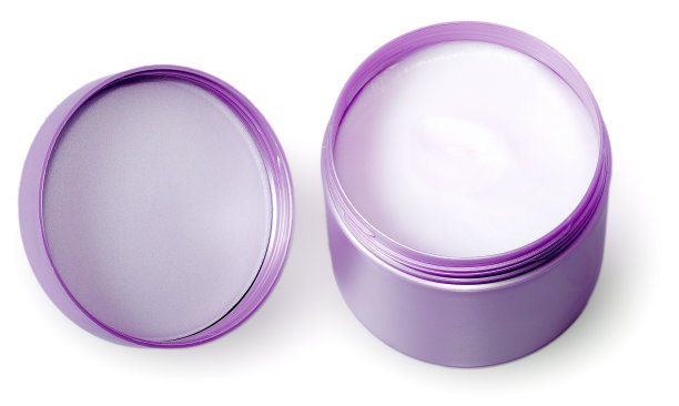 装有白色奶油的金属罐图片 装有白色奶油的金属罐图片下载