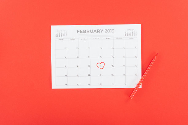 顶视图日历与2月14日标记与心隔离红,情人节概念图片 顶视图日历与2月14日标记与心隔离红,情人节概念图片下载