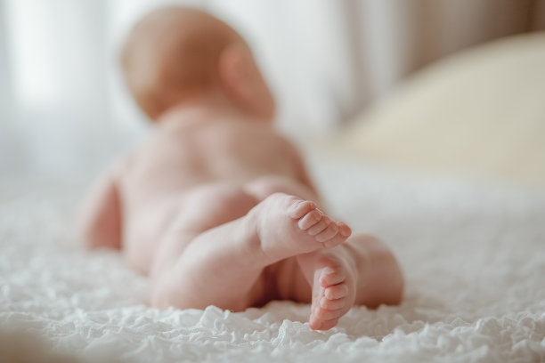 婴儿的腿放在肚子上图片 婴儿的腿放在肚子上图片下载