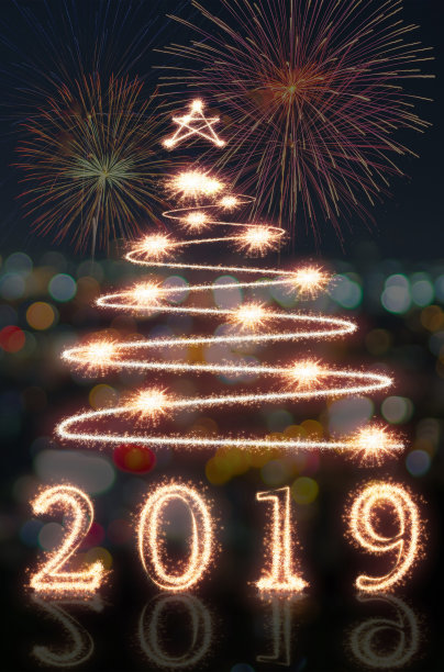 2019年新年快乐,圣诞树上写着闪耀的烟花在五彩缤纷的背景下,新年快乐的概念图片 2019年新年快乐,圣诞树上写着闪耀的烟花在五彩缤纷的背景下,新年快乐的概念图片下载