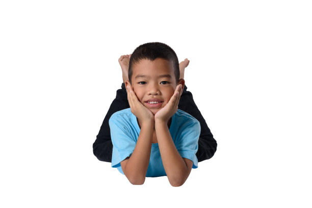 快乐的亚洲儿童躺在地板上孤立的白色背景图片 快乐的亚洲儿童躺在地板上孤立的白色背景图片下载