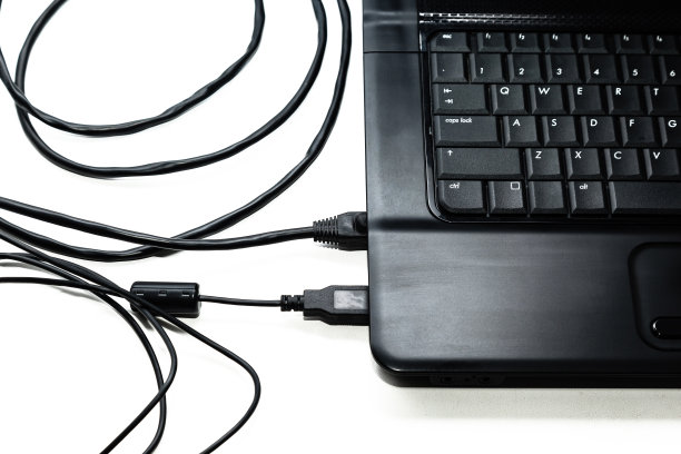 线缆连接到笔记本电脑图片 线缆连接到笔记本电脑图片下载