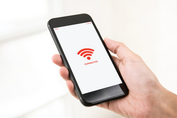 男性手持手机访问免费wifi图片 男性手持手机访问免费wifi图片下载