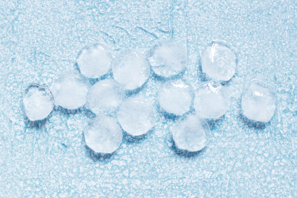 有纹理的蓝色桌子上的冰球图片 有纹理的蓝色桌子上的冰球图片下载