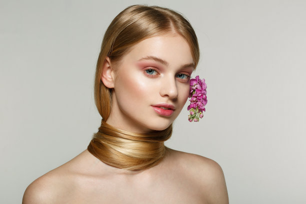 照片可爱的美丽的年轻的金发女孩站在灰色的背景墙看着相机图片 照片可爱的美丽的年轻的金发女孩站在灰色的背景墙看着相机图片下载