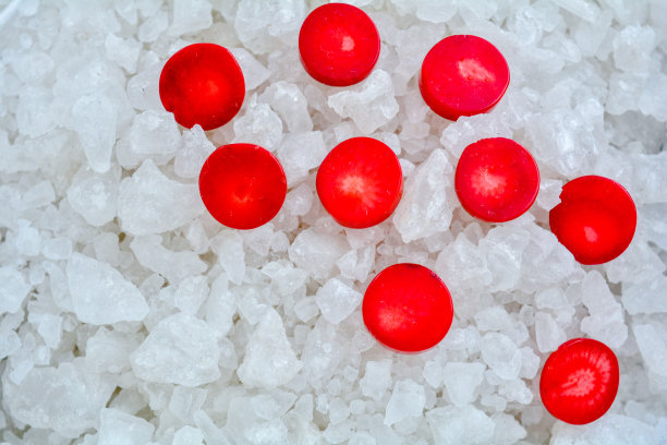 红色珊瑚珠上的水晶浴海盐温泉作为夏季背景图片 红色珊瑚珠上的水晶浴海盐温泉作为夏季背景图片下载