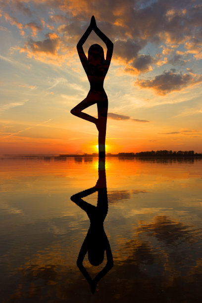 年轻健康的女人在练习瑜伽图片 年轻健康的女人在练习瑜伽图片下载