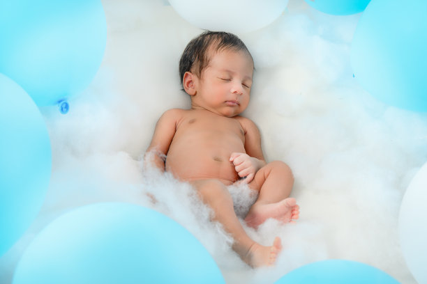 可爱的亚洲男婴睡在蓝白相间的气球床上图片 可爱的亚洲男婴睡在蓝白相间的气球床上图片下载