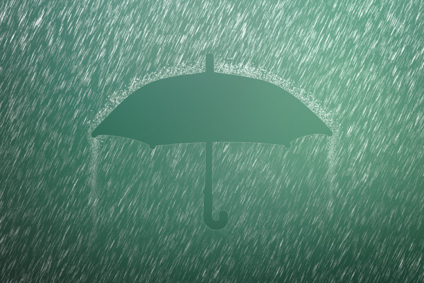 雨滴落在绿色背景与伞形状。雨季有暴雨和暴雨天气。图片 雨滴落在绿色背景与伞形状。雨季有暴雨和暴雨天气。图片下载