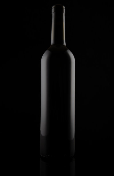 黑色磨砂玻璃酒瓶(黑色背景,已隔离)图片 黑色磨砂玻璃酒瓶(黑色背景,已隔离)图片下载