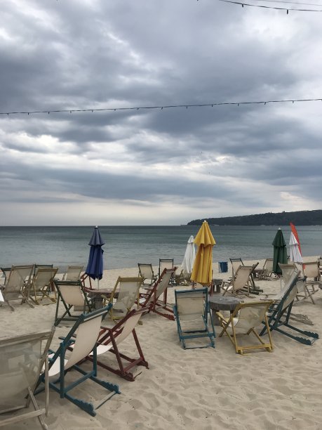秋天的海滩。空的太阳椅图片 秋天的海滩。空的太阳椅图片下载